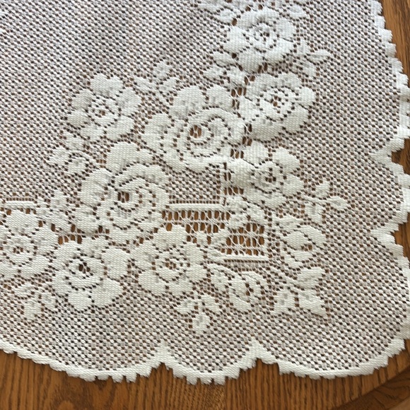 Elegant Linen World White Lace Tablecloth - Picture 2 of 3
